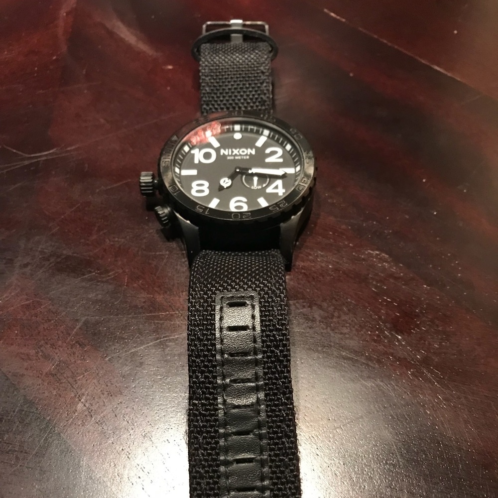 Mens Nixon 51-30 watch. Black.